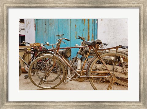 Framed Group of bicycles in alley, Delhi, India Print