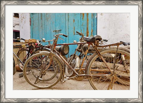 Framed Group of bicycles in alley, Delhi, India Print