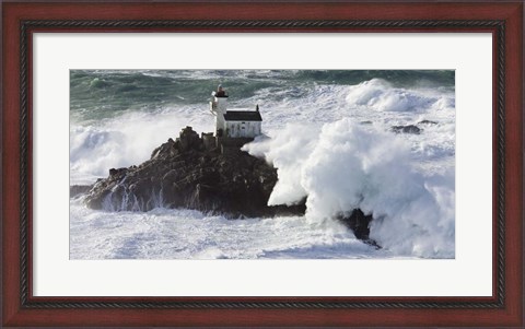 Framed Phare de Tavennec Print